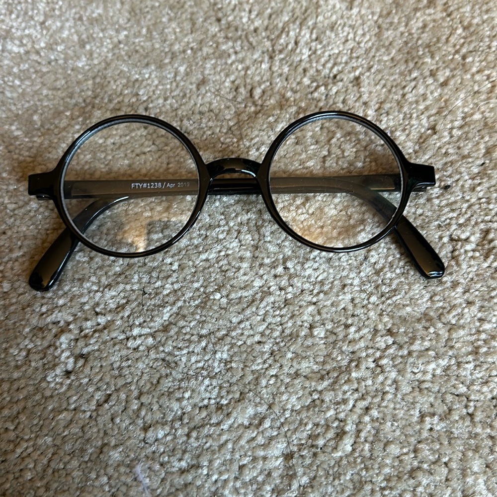 Vintage Black Round Eyeglasses with Slim Design